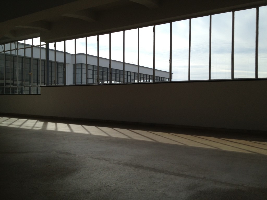 Ein Blick aus dem Dessauer Bauhaus am 17. März 2013