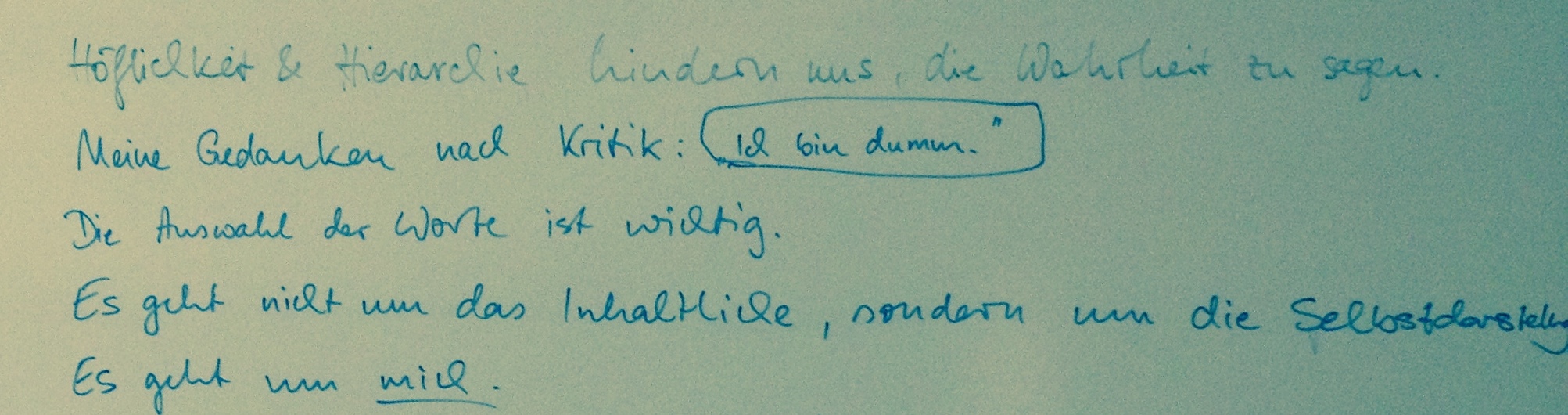 Tafelbild von der Auswertung der oben beschriebenen Übung. Die Zitate zeigen, dass tatsächlicher Austausch durch individuelle Abwehrmechanismen verhindert wird.